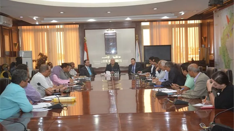 وفد الوزراء يعقد إجتماع بالأقصر بحضور المحافظ لمتابعة 