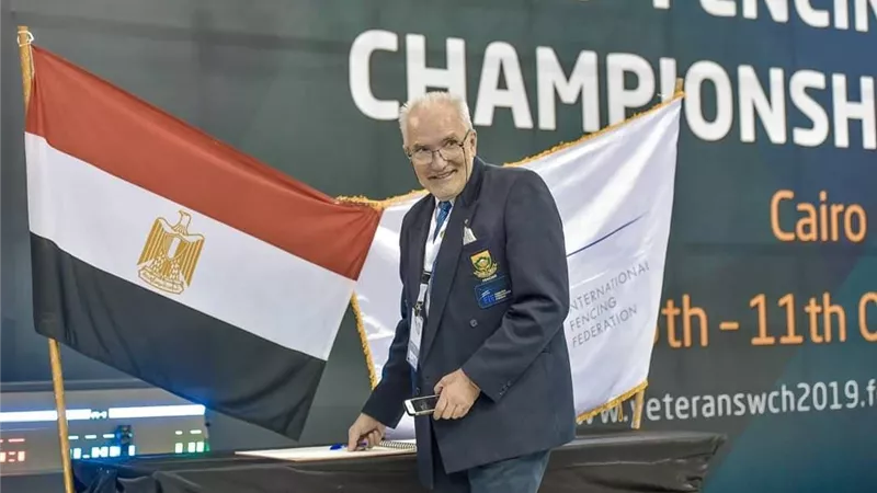 ضيوف مصر يسجلون كلمات الاشادة بدفتر التشريفة ببطولة العالم لرواد السلاح