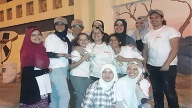 طلاب الجامعات يزينون أسوار المنشآت العامة بالشيخ زايد