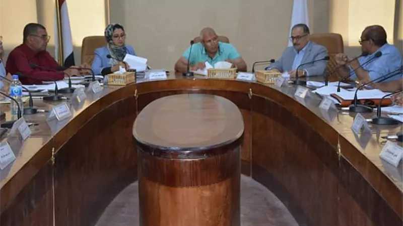 الزملوط يبحث زيادة رواتب العاملين بنظام اليومية بالمصالح الحكومية بالوادى الجديد..صور