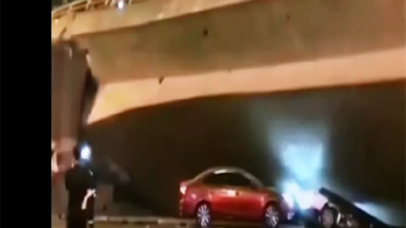 للحظة انهيار جسر فوق السيارات.. فيديو