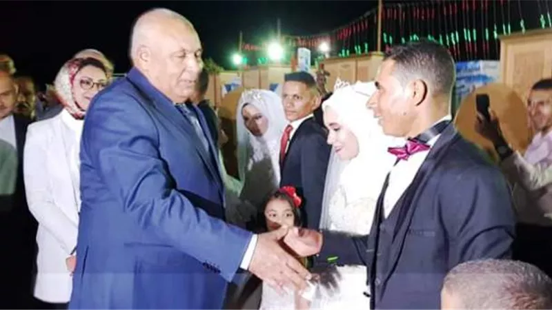 الزملوط يمنح ٥ آلاف لعدد ٢٦ عريس وعروسة بالوادى الجديد صور