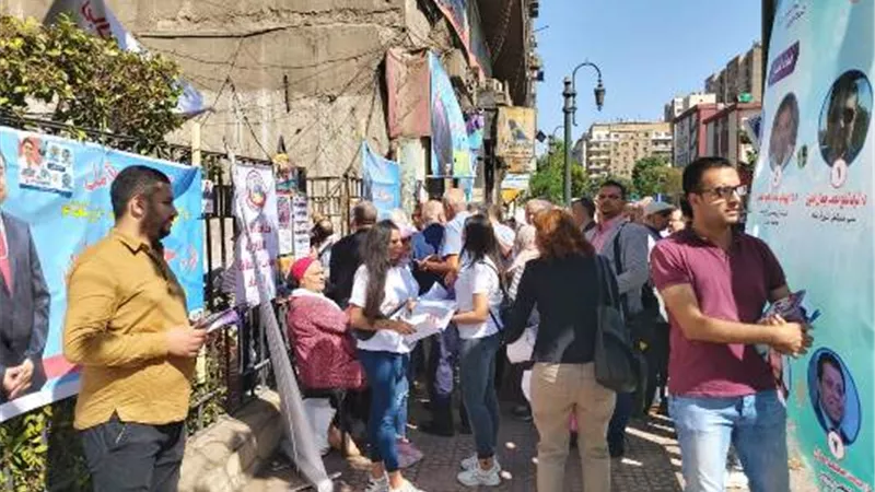 بعد ساعتين من فتح الباب.. إقبال كثيف من الأطباء للتصويت بالانتخابات.. صور