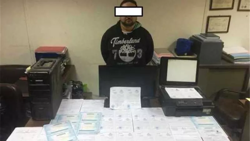 ضبط شخص يزور المحررات الرسمية وينصب على الشباب بشبرا الخيمة
