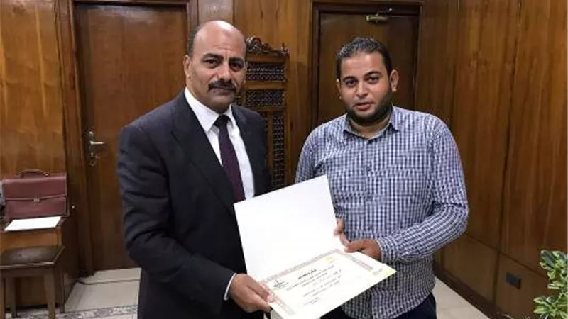 رئيس هيئة الطرق يكرم سائق لامانته وإخلاصه فى العمل