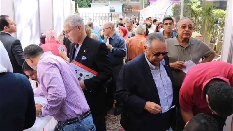 الأطباء يواصلون التصويت عقب صلاة الجمعة