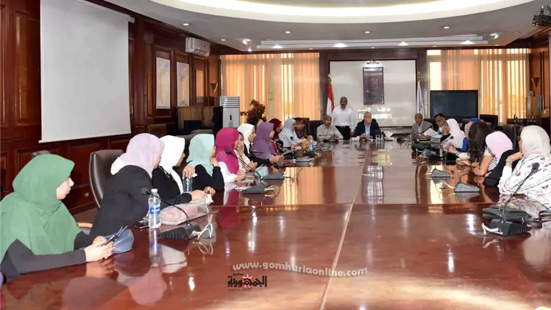محافظ الأقصر يلتقى المكلفين بالخدمة العامة