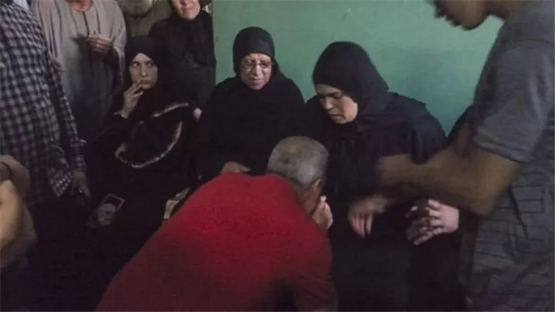 المحافظ فى منزل القتيل ضحية راجح .. لوفلت الجانى من العقوبة أروح أقعد فى بيتنا .. بالفيديو والصـــور