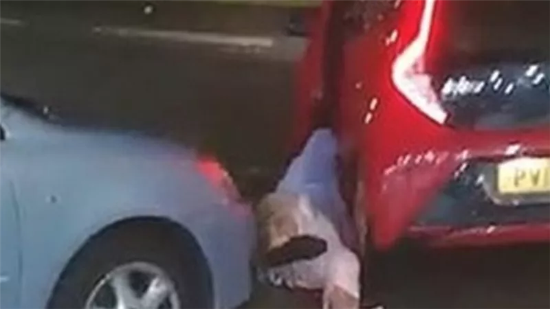 القبض على سائق سيارة سحب سيدة من شعرها محاولا اختطافها