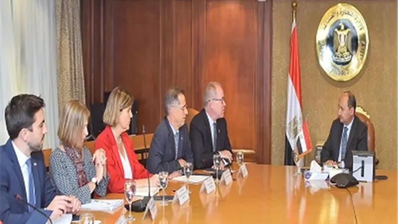 وزير التجارة يبحث تعزيز التعاون مع وفد حكومي سويسرى