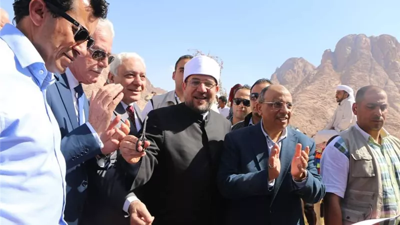وزير الرياضة يفتتح عدداً من المنشآت الشبابية ويتفقد معرضاً للفنون التشكيلية