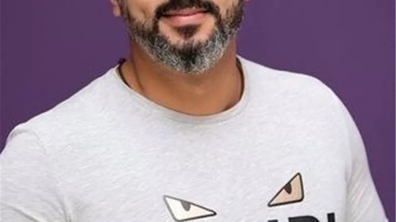 أحمد فريد يحتفي باعمال والده في رحلة الفنان التشكيلي