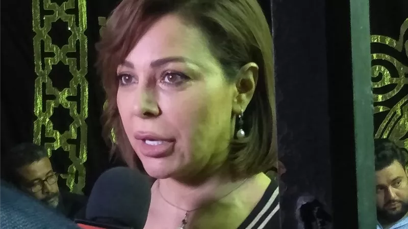 وصول الفنانة سوزان نجم الدين لعزاء المخرج شوقي الماجري .. صور