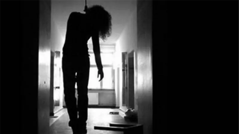 فسخو خطوبتها من نجل عمتها.. فشنقت نفسها داخل غرفتها