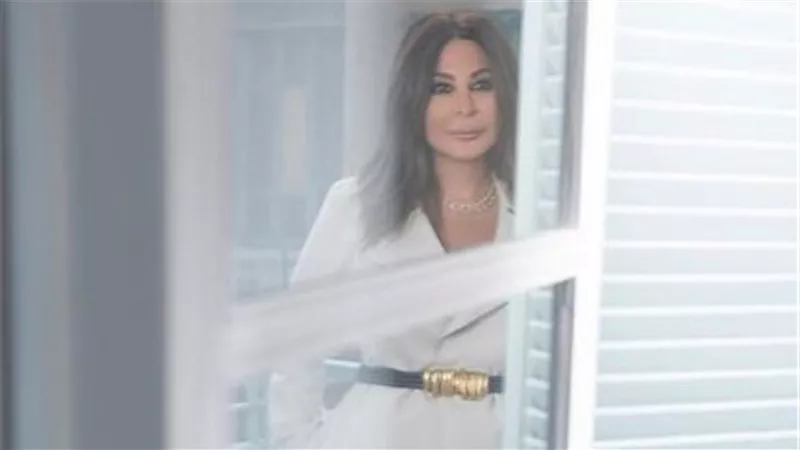 بفستان ابيض قصير.. اليسا تبهر محبيها