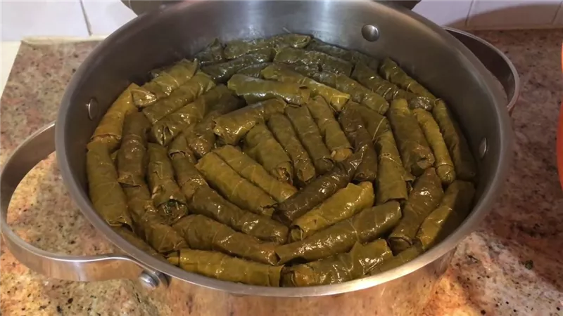 طريقة سهلة للف ورق العنب بدقائق معدودة