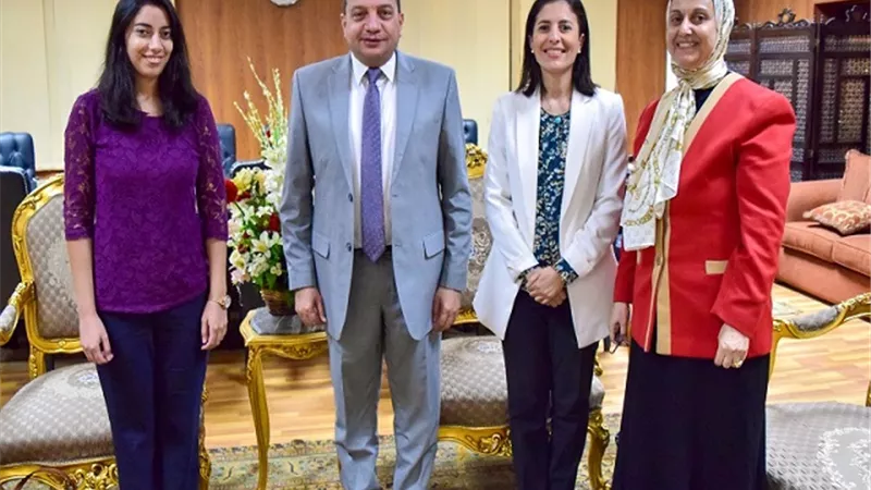 رئيس جامعة بني سويف يستقبل مديرة برنامج تشيفنيج بالسفارة البريطانية