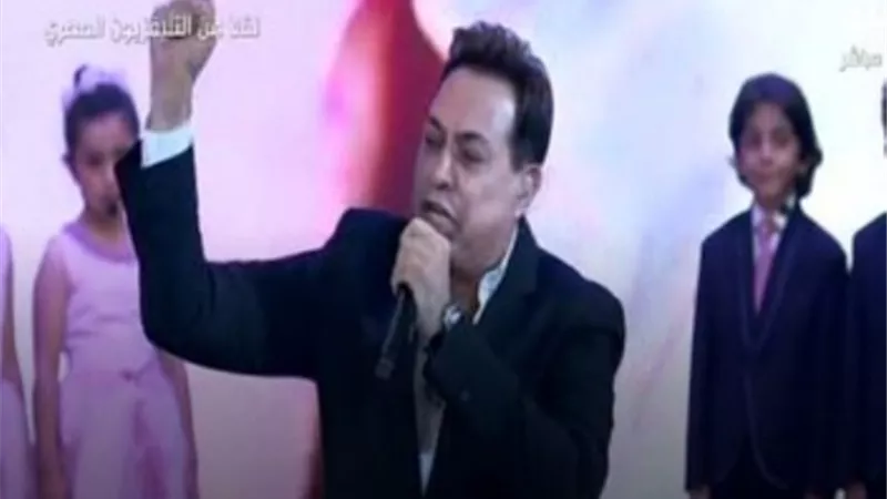 حكيم يغنى 