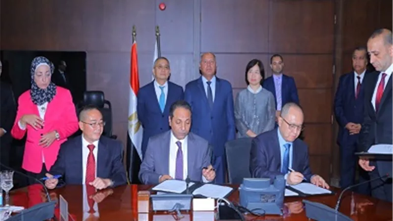 توقيع عقود تتفيذ الأعمال المدنية والسكة والصيانة لمشروع القطار المكهرب