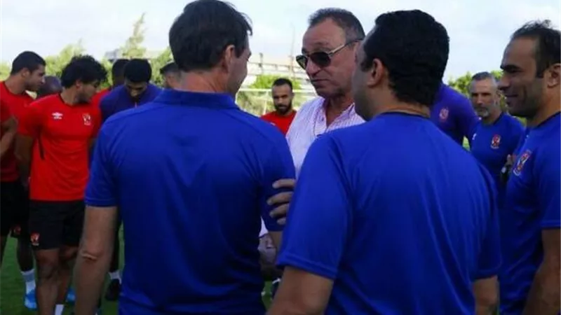 تفاصيل جلسة الخطيب مع لاعبى الأهلى قبل مواجهة الزمالك