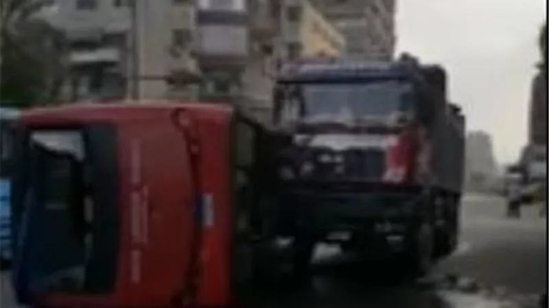 اصطدام سيارة نقل بأتوبيس مدارس بالعباسية.. فيديو