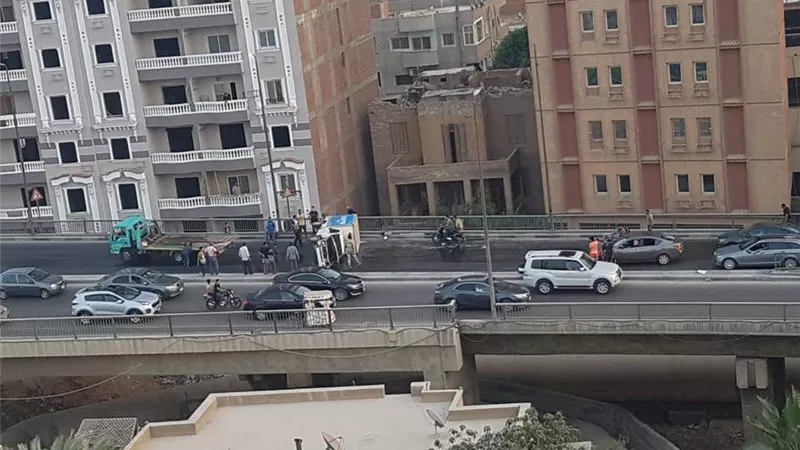 انقلاب سيارة نقل أعلى كوبري طرة بالمعادي وإصابة قائدها