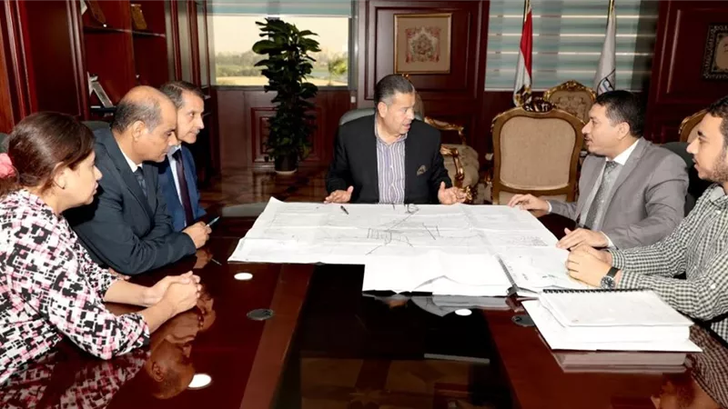 محافظ بني سويف يتسلم المخطط الإستراتيجي العام لمدينة سمسطا