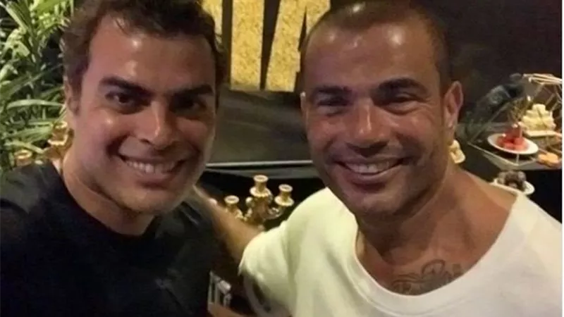 عمرو دياب يشعل السوشيال ميديا بوشم جديد على رقبته
