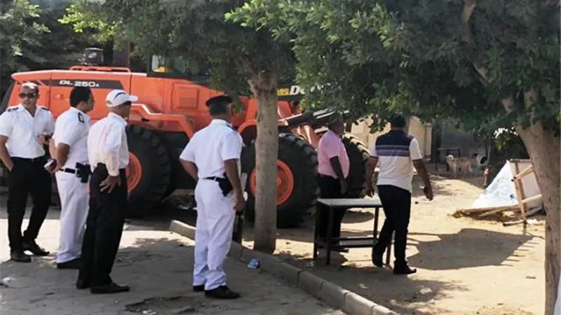 جهاز بدر يشن حملة إشغالات ويحرر18 محضر بالتعاون مع شرطة المرافق..بالصور