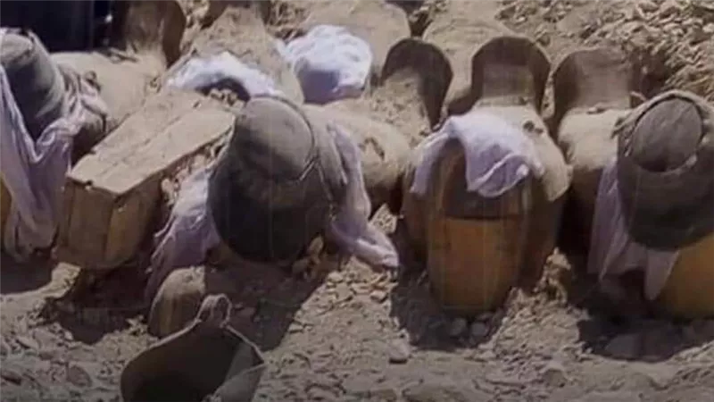 وزارة الآثار : الكشف عن ١٣ تابوتًا أثريًا بالأقصر.. السبت