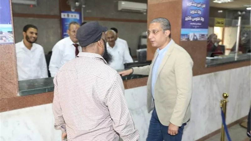 محافظ سوهاج يزور مقر حي غرب للوقوف على جودة الخدمات المقدمة للمواطنين