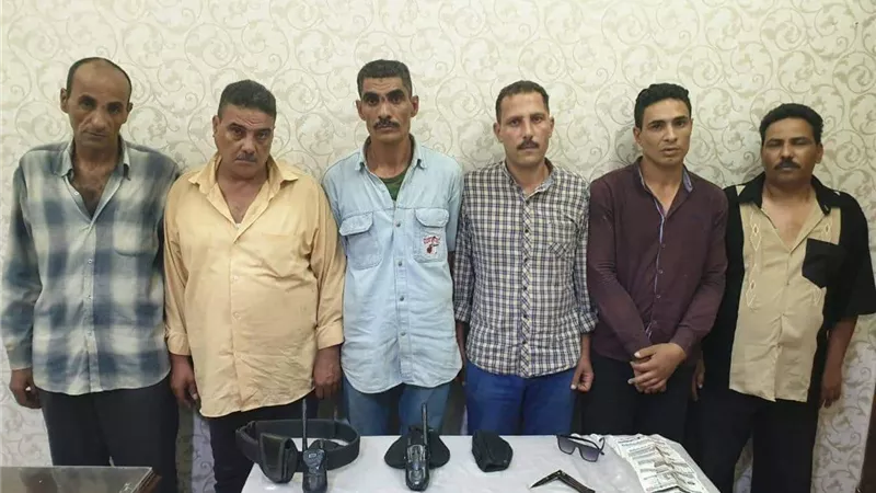ضبط تشكيل عصابي انتحل صفة ضباط شرطة لسرقة متعلقات المواطنين بالمرج