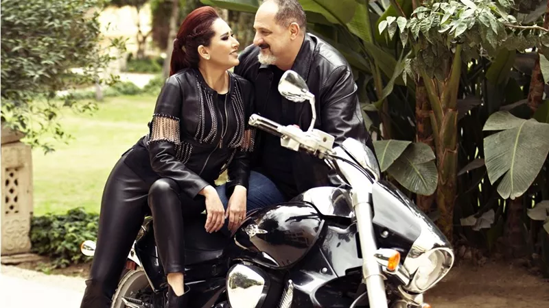 خالد الصاوى وزوجتة يشعلان السوشيال ميديا .. صور
