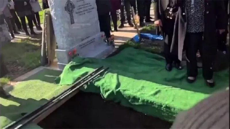 أغنية وضحك هستيري في مراسم دفن