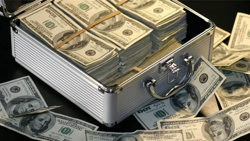 رجل يخسر 600 مليون دولار بسبب تعليق