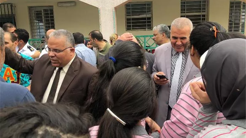 تعليم الإسماعيلية تحقق في حريق قمامة أصاب طالبات بإختناق ..صور