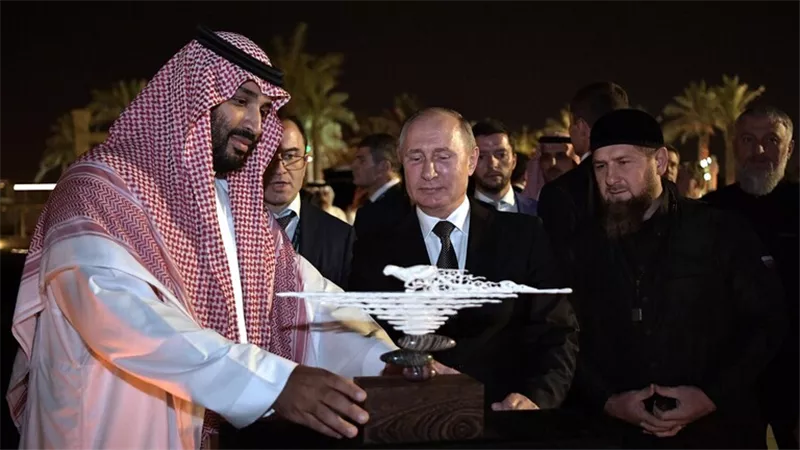بوتين يهدى بن سلمان نحتا فنيا من ناب فيل