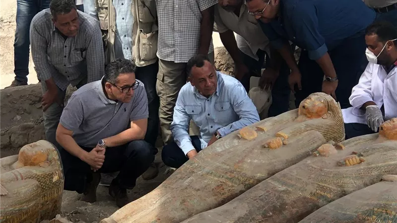وزير الآثار يتفقد التوابيت المكتشفة بجبانة العساسيف بالأقصر