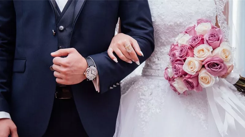بالفيديو .. حفل زفاف يتحول الى ساحة قتال دموية بين اهل العروسين