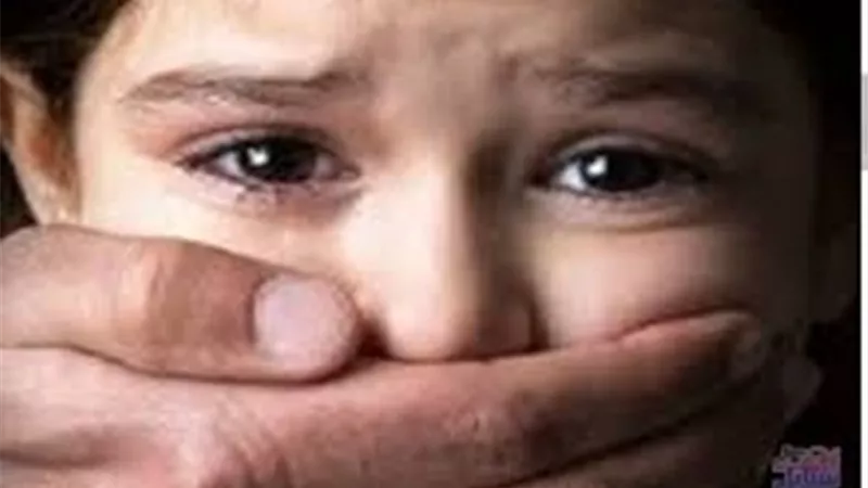 الميكانيكى العجوز لم يرحم توسلات الطفلة الخرساء .. اغتصبها وحملت منه سفاحاً