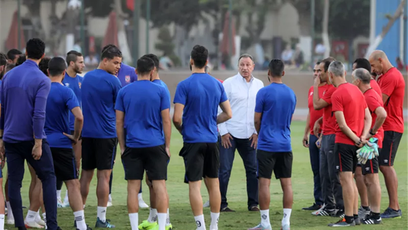 الخطيب يحفز لاعبي الأهلي قبل القمة