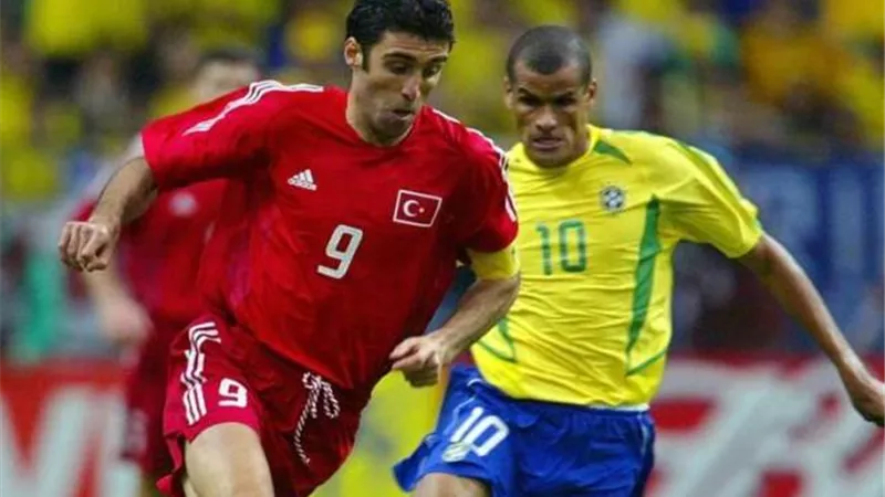 أشهر لاعب كرة قدم في تاريخ تركيا يوجه رسالة لاذعة لأردوغان