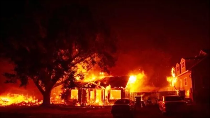 أهالى الدقهلية يشعلون النار فى منزل سيدة متهمة بقتل شاب