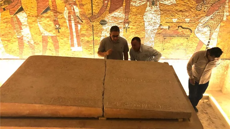 وزير الآثار يشهد إعادة تركيب غطاء التابوت الحجري بمقبرة الملك الشاب