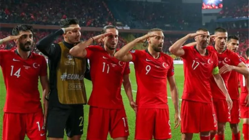 اتحاد الكرة الأوربي بدأ التحقيقات في واقعة منتخب تركيا بسبب التحية العسكرية