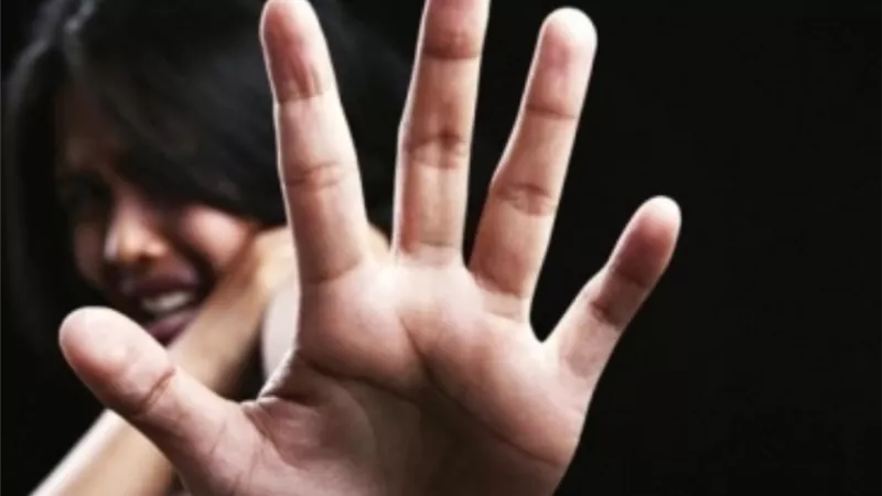 ضبط طبيب خدر مريضة واغتصبها وصورها في فيديو اباحي لتهديدها