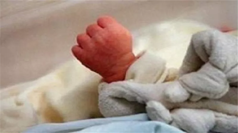 ذهب لحفر قبر لابنته المتوفاة.. فوجد طفلة على قيد الحياة تحت التراب