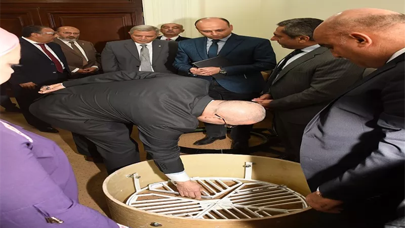 وزير الإسكان يستعرض الغطاء الآمن لبالوعات الصرف الصحى لمواجهة سرقة الأغطية