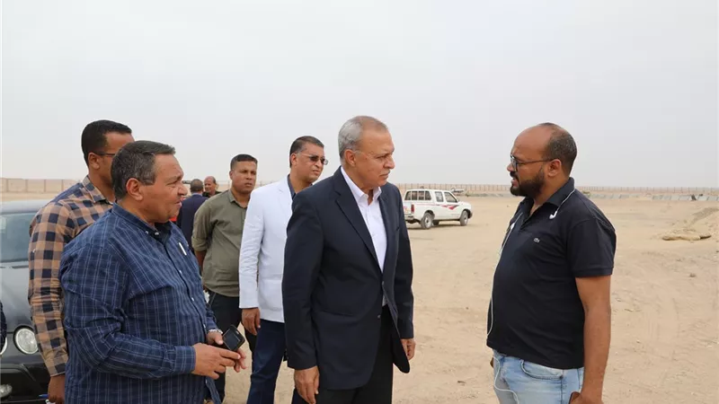 محافظ قنا يتفقد مشروع الصرف الصحي بقفط