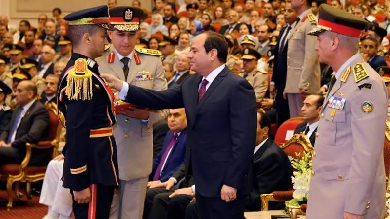 بالأسماء..الرئيس يمنح أنواط الواجب العسكرى لأوائل خريجى كلية طب القوات المسلحة